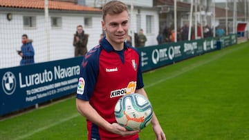 GRAFCAV1522. PAMPLONA (NAVARRA), 30/12/2019.- El lateral Antonio Latorre Grueso Lato durante su presentacion este lunes en Pamplona como nuevo jugador del Club Atletico Osasuna procedente del PSV Eindhoven y cedido por el Valencia al termino del entrenami