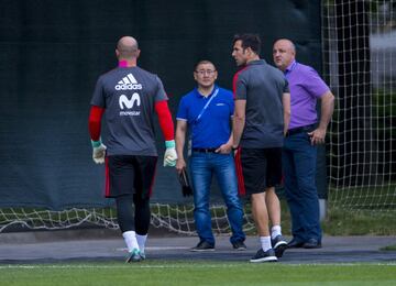 Marchena con Pepe Reina, que abandonó el terreno de juego a causa de unas molestias cervicales.