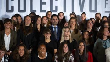 Representantes del f&uacute;tbol femenino posan en la reuni&oacute;n por el convenio colectivo.