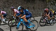 ALDENO, ITALY - JULY 08: (L-R) Paula Andrea Patiño Bedoya of Colombia and Movistar Team and Kathrin Hammes of Germany and Team EF Education - Tibco - Svb competes during the 33rd Giro d'Italia Donne 2022 - Stage 8 a 104,7km stage from Rovereto to Aldeno / #GiroDonne / #UCIWWT / on July 08, 2022 in Aldeno, Italy. (Photo by Dario Belingheri/Getty Images,)