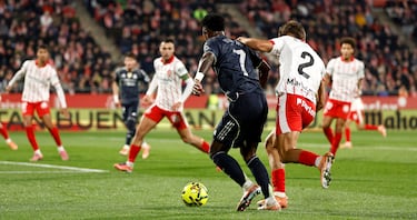 비니시우스는 휴고 린콘의 낮은 터치 이후 페널티 지역 안으로 떨어졌습니다.