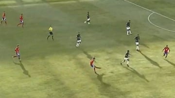 Loyola remató desde fuera del área y Alexis Sánchez reaccionó de forma inesperada: esto hizo