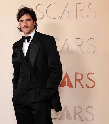 Jacob Elordi posa en la alfombra roja del Dolby Theatre.