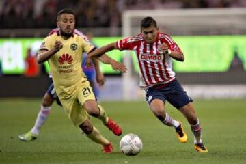 José Daniel Guerrero y Orbelin Pineda en disputa por el esférico.