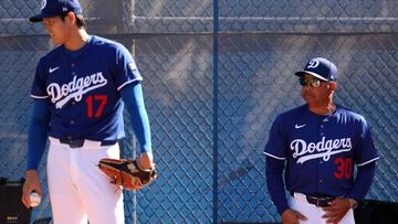 El divertido momento de Dave Roberts enseñando a lanzar
