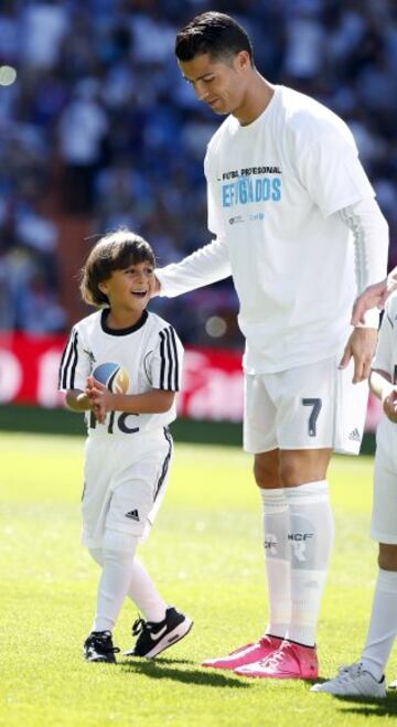Cristiano Ronaldo junto a Zaid, hijo pequeño del refugiado sirio Osama Abdul Mohsen.