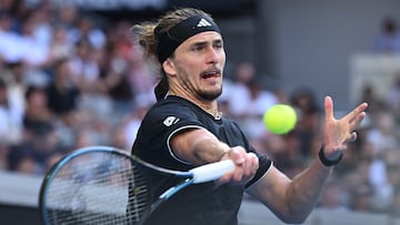MELBOURNE (Australia), 25/01/2026.- Alexander Zverev of Germany in action during the Mens 4th round match against Francisco Cerundolo of Argentina on day 8 of the 2026 Australian Open tennis tournament in Melbourne, Australia, 25 January 2026. (Tenis, Alemania) EFE/EPA/JAMES ROSS AUSTRALIA AND NEW ZEALAND OUT