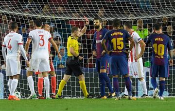 El árbitro William Collum enseñó la cartulina roja a Gerard Piqué.