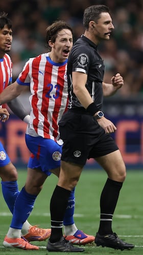 Diego Gomez, Gustavo Velazquez, Matias Galarza of Paraguay and Referee Jon Freemon shows red card during 2025 International Friendly match between Mexico (Mexican National team) and Paraguay at Alamodome Stadium, on November 18, 2025 in San Antonio Texas, United States.