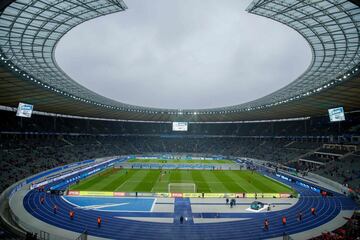 Vista general del Olympiastadion de Berlín con el falso muro en medio del terreno de juego.