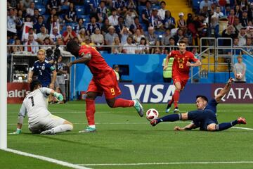 Romelu Lukaku entre Eiji Kawashima y Maya Yoshida.