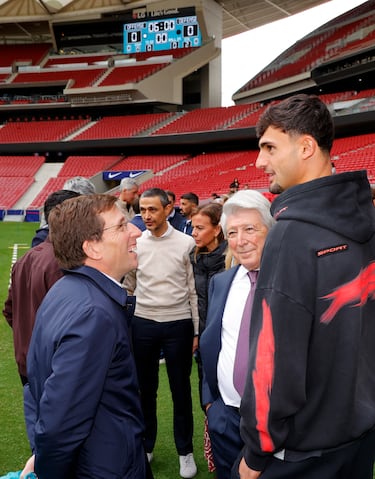 José Luis Martínez-Almeida, alcalde de Madrid, con el jugador colchonero Marc Pubill y Enrique Cerezo.