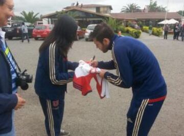 El capitán José Rojas firma autógrafos a la salida del almuerzo.