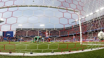 Sa&uacute;l marc&oacute; un gol maradoniano la pasada temporada. Griezmann lo celebra ante la mirada impotente de Neuer.