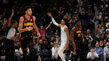 Victor Wembanyama, pívot de San Antonio Spurs, celebra un triple ante Atlanta Hawks.