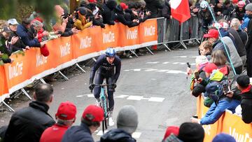 El ciclista británico Stephen Williams asciende el Muro de Huy durante la Flecha Valona 2024.