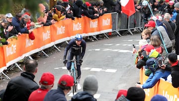 El ciclista brit¨¢nico Stephen Williams asciende el Muro de Huy durante la Flecha Valona 2024.