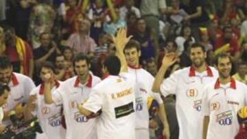 <b>SIEMPRE RISAS. </b>Marc Gasol, Llull, San Emeterio, Rafa Martínez, Claver, Reyes, Calderón, Navarro y Sergio Rodríguez bromean durante la presentación previa al partido