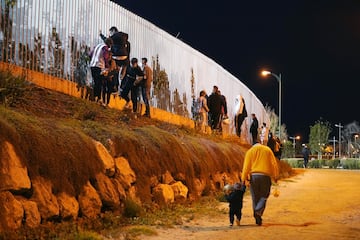 Aficionados blancos en los alrededores del estadio Ciudad de Málaga.