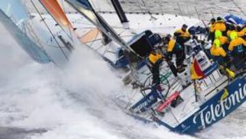 El 'Telefónica' resiste el ataque del 'Camper'.