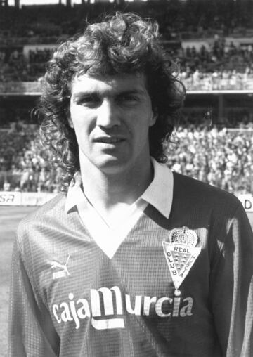 El centrocampista argentino vistió la camiseta del Real Murcia en la temporada 1988/89. En 1997 volvería a España para jugar una temporada en el Ourense. 