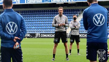 Luis Miguel Ramis, entrenador del CD Tenerife, dirige una sesión de entrenamiento.