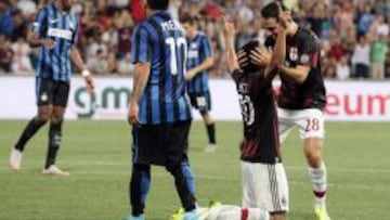 Medel se lamenta y Bacca celebra el segundo del Milan. 