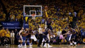 LeBron James y Draymond Green luchan por la posesi&oacute;n en el segundo partido de las Finales.