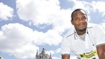 <b>EL PLUSMARQUISTA ESTÁ LISTO. </b>El jamaicano Asafa Powell posa ayer con Tower Bridge al fondo y el 9.77 de su récord en el pecho.