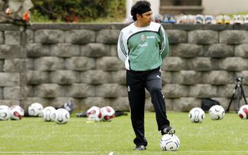 Después de años de rivalidad con Ricardo La Volpe, 'El Pentapichichi' por fin obtuvo su oportunidad como entrenador de la Selección Mexicana. No obstante, el histórico delantero ni siquiera llegó al inicio de la eliminatoria mundialista. El proceso de Hugo, que tenía miras a Sudáfrica 2010, fue turbulento desde el primer minuto. Perdió la final de la Copa Oro 2007 después de una crisis de resultados y de juego, aunque mejoró sus prestaciones en la Copa América del mismo año (tercer lugar). Al exseleccionado nacional lo condenó el Preolímpico de Carson: Sánchez cargó con el fracaso de aquel equipo Sub 23 que falló en acceder al torneo olímpico en Pekín 2008. La FMF lo fulminó una semana después tras 28 partidos, 15 victorias, 4 empates y 9 derrotas. Otro proceso roto.