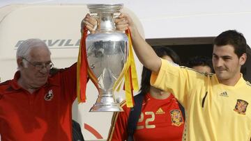 Spain&#039;s goalkeeper and captain Iker Casillas (R) and national soccer team coach Luis Aragones hold up the Euro 2008 trophy as the Spanish national soccer team arrive at Madrid&#039;s Barajas airport June 30, 2008. REUTERS/Sergio Perez (SPAIN)
