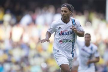 Conocido como Ronaldinho Gaúcho, la FIFA lo destacó como el mejor jugador del planeta en 2004 y 2005. Con el Barcelona marcó época entre 2003 y 2008, al ganar dos ligas y la Champions League. Fue campeón del mundo en 2002. Su magia en las canchas le convirtieron en ídolo.
