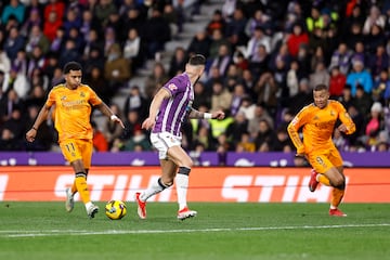  Buena recuperacin de Valverde tras cortar un pase de Mario Martn, iniciando as la contra del Real Madrid. Filtr Rodrygo para Mbapp, que se intern en el rea local y defini a la perfeccin con un disparo al palo largo, superando la estirada de Hein. Doblete del crack francs.