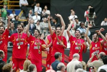 Los jugadores celebran la medalla de oro.