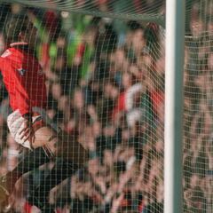 Manchester United v Liverpool: Expensive celebrations, camera kissing and late goals