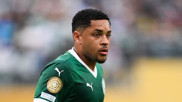 EAST RUTHERFORD, NEW JERSEY - JUNE 15: Vitor Roque of SE Palmeiras looks on during the FIFA Club World Cup 2025 group A match between SE Palmeiras and FC Porto at MetLife Stadium on June 15, 2025 in East Rutherford, New Jersey. David Ramos/Getty Images/AFP (Photo by David Ramos / GETTY IMAGES NORTH AMERICA / Getty Images via AFP)