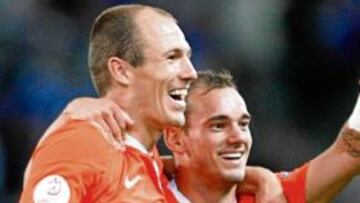 <b>AMIGOS Y RESIDENTES EN MADRID. </b>Robben y Sneijder se abrazan para celebrar el gol del primero, un trallazo a pase de Sneijder.