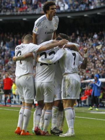 Cristiano Ronaldo celebra el 1-0 con el resto del equipo.