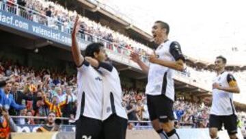 Los jugadores del Valencia celebran el gol de Parejo ante el Elche.