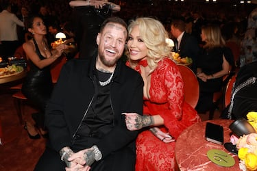 Jelly Roll y Bunnie Xo 
durante la gala de los Premios Grammy 2026 celebrados en el Crypto.com Arena de Los Ángeles.