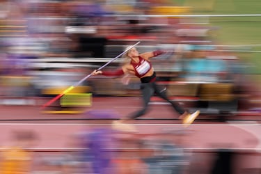 Lina Muze-Sirma, del equipo letón, compite durante la clasificación de lanzamiento de jabalina femenino, en el séptimo día del Campeonato Mundial de Atletismo Tokio. 