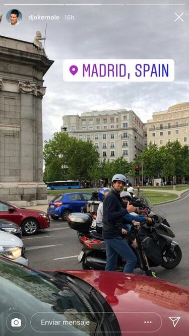 Djokovic se la juega por las calles de Madrid en patinete