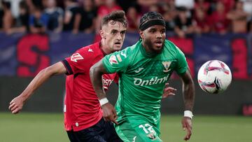 PAMPLONA , 17/08/2024.- El defensa del Leganés Valentin Rosier (d) pelea un balon con el centrocampista del Osasuna Aimar Oroz durante el partido de LaLiga entre Osasuna y Leganés, este sábado en el estadio de El Sadar, en Pamplona. EFE/ Jesús Diges