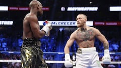 Conor McGregor lucha contra Floyd Mayweather Jr. en la pelea que ambos p&uacute;giles celebraron en Las Vegas el pasado 26 de agosto.