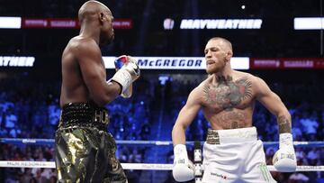 Conor McGregor lucha contra Floyd Mayweather Jr. en la pelea que ambos p&uacute;giles celebraron en Las Vegas el pasado 26 de agosto.