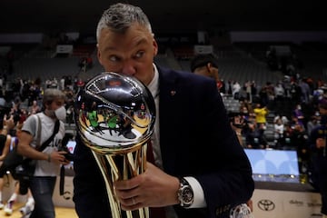 El técnico lituano del Barça, Sarunas Jasikevicius, celebra la Copa del Rey. 