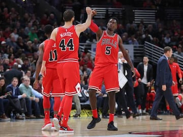 Nikola Mirotic y Bobby Portis se saludan.