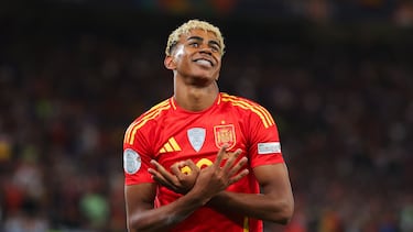 STUTTGART, GERMANY - JUNE 05: Lamine Yamal of Spain celebrates after scoring their side's fifth goal during the UEFA Nations League 2025 semifinal match between Spain and France at Stuttgart Arena on June 05, 2025 in Stuttgart, Germany. (Photo by James Gill - Danehouse/Getty Images)