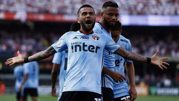 Dani Alves anota y celebra su primero gol con el Sao Paulo en Brasil