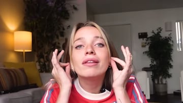 Una tiktoker estadounidense ve a un chileno usando celular y se queja por algo que muchos odian: “Por favor...”